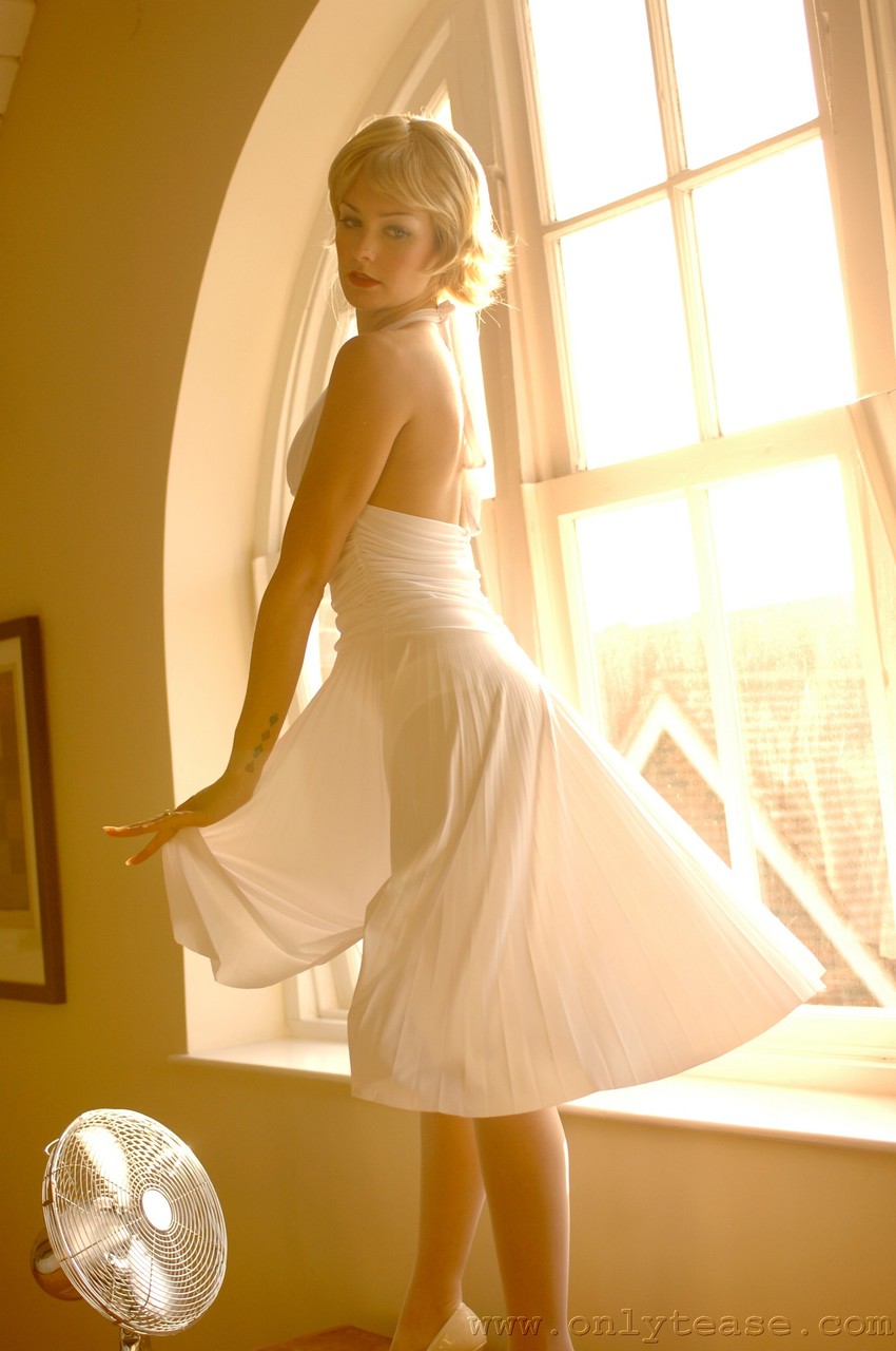 英国熟女娜塔莎·马利穿白色连衣裙露内裤和丝袜