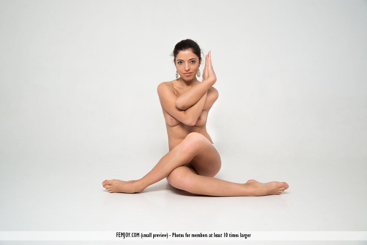 灵活的少女Bree H展示她美丽的裸体