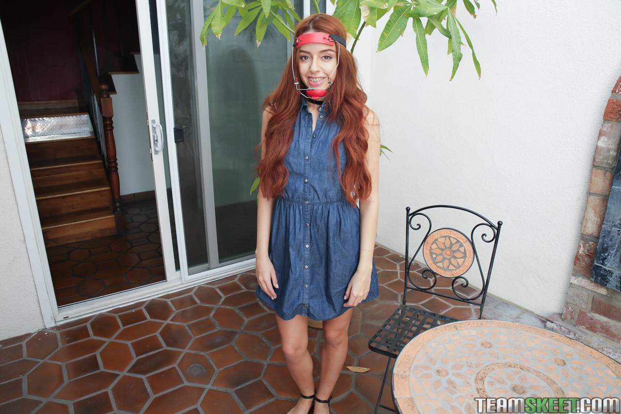 الإلهة الشابة كليو باردوت في تقويم الأسنان تكشف عن ثدييها الصغيرين وتبرز كسها في الخارج