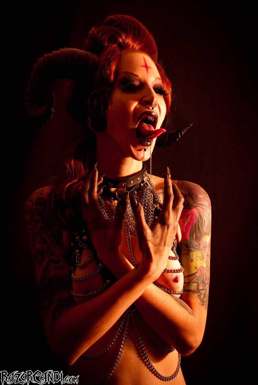 रेज़र कैंडी गॉथ मॉडल सोलो शूट में जीभ बाहर निकालती है