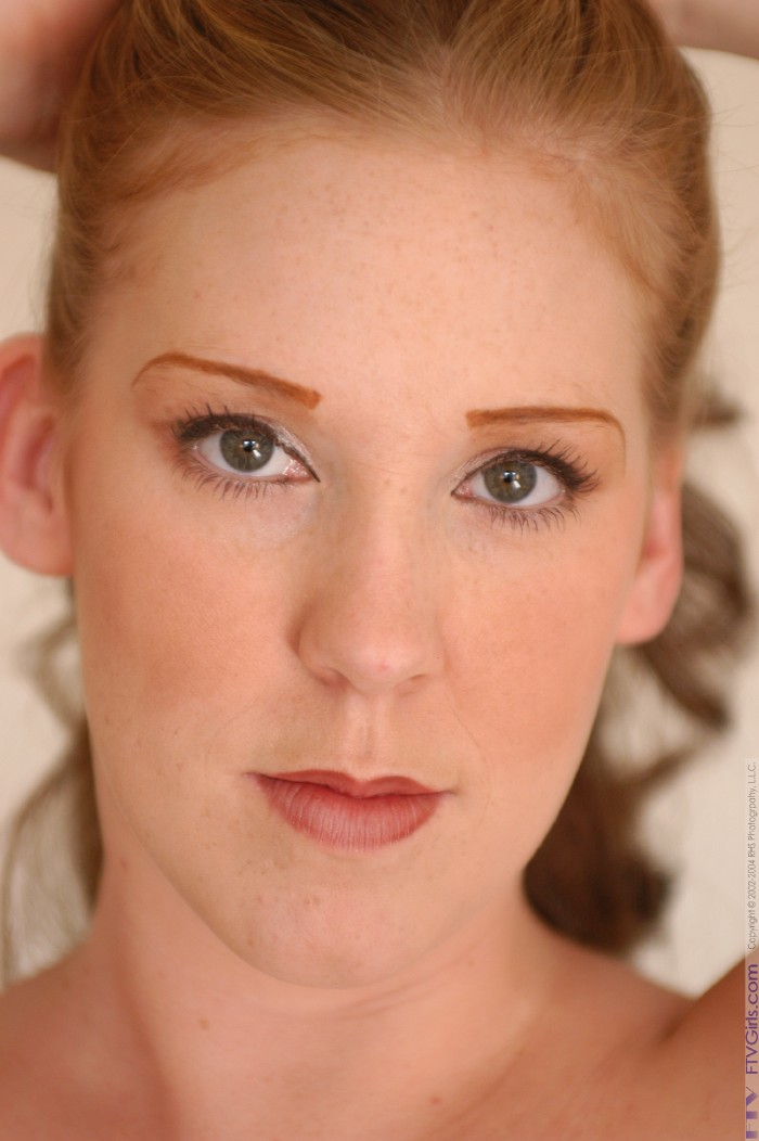 الهاوية الحلوية ليكسي تلحس بزازها الكبار ثم تفرد كسها المحلوق