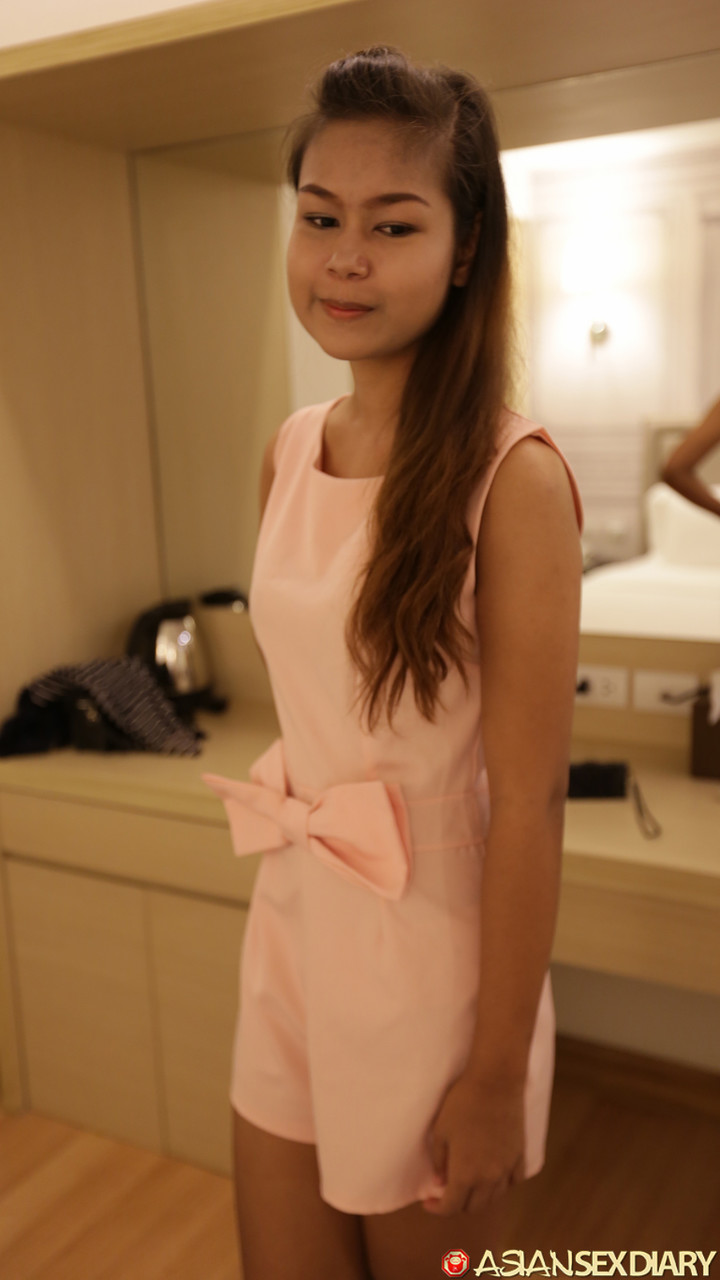 الآسيوية الجذابة تُظهر مؤخرتها الكبيرة قبل الاستمتاع بالجنس الصعب من وجهة نظر أولى