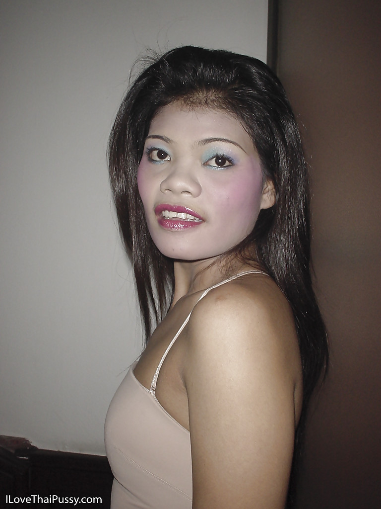 الفتاة الآسيوية تتناكح المهبل المстриح في الحمام