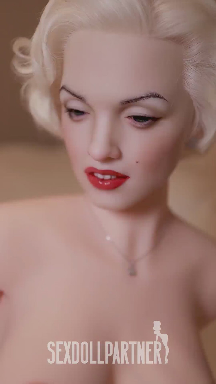 Hermosa Rubia Muñeca Sexual Seduce En Vestido Blanco Y Desnuda