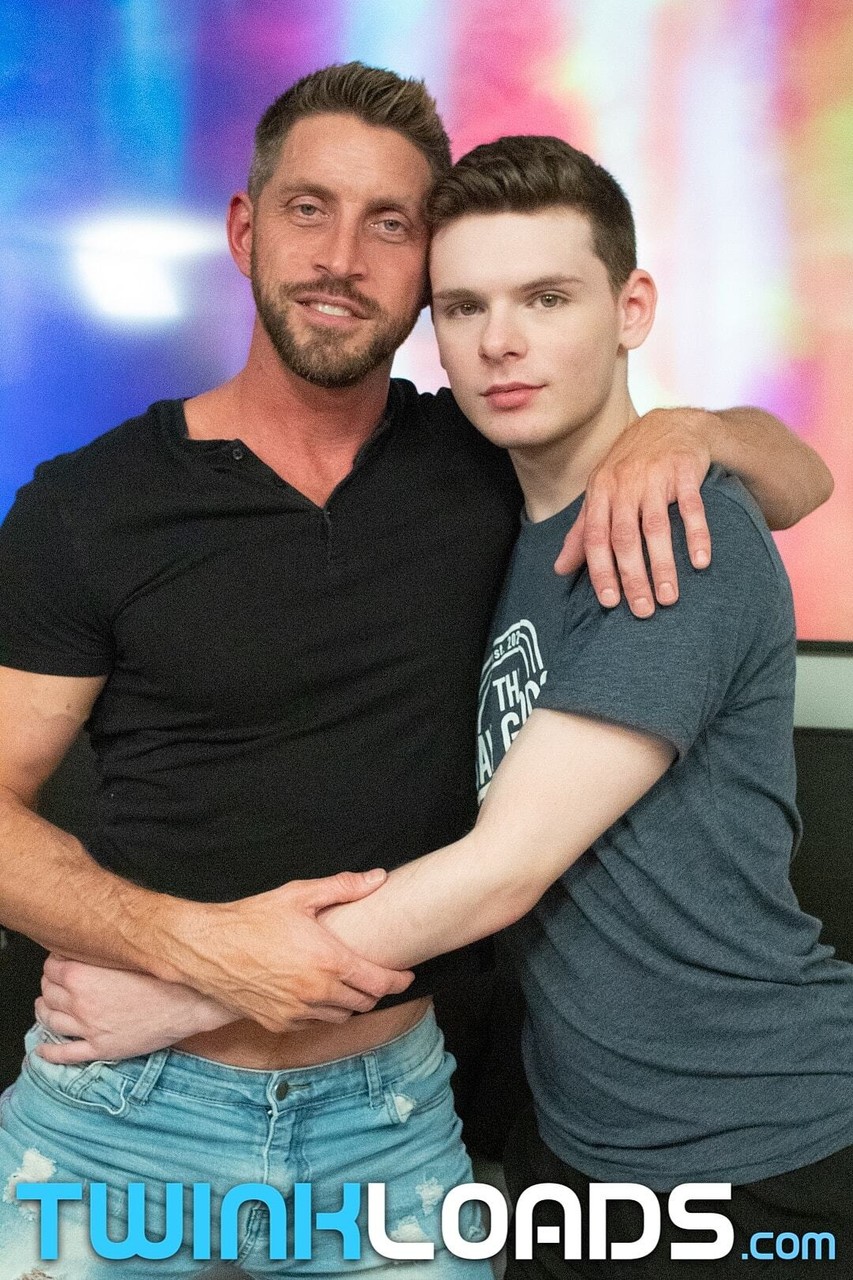 Pai Excitado Ethan Tate Chupada E Levado Por Trás Pelo Jovem Johnny Ford