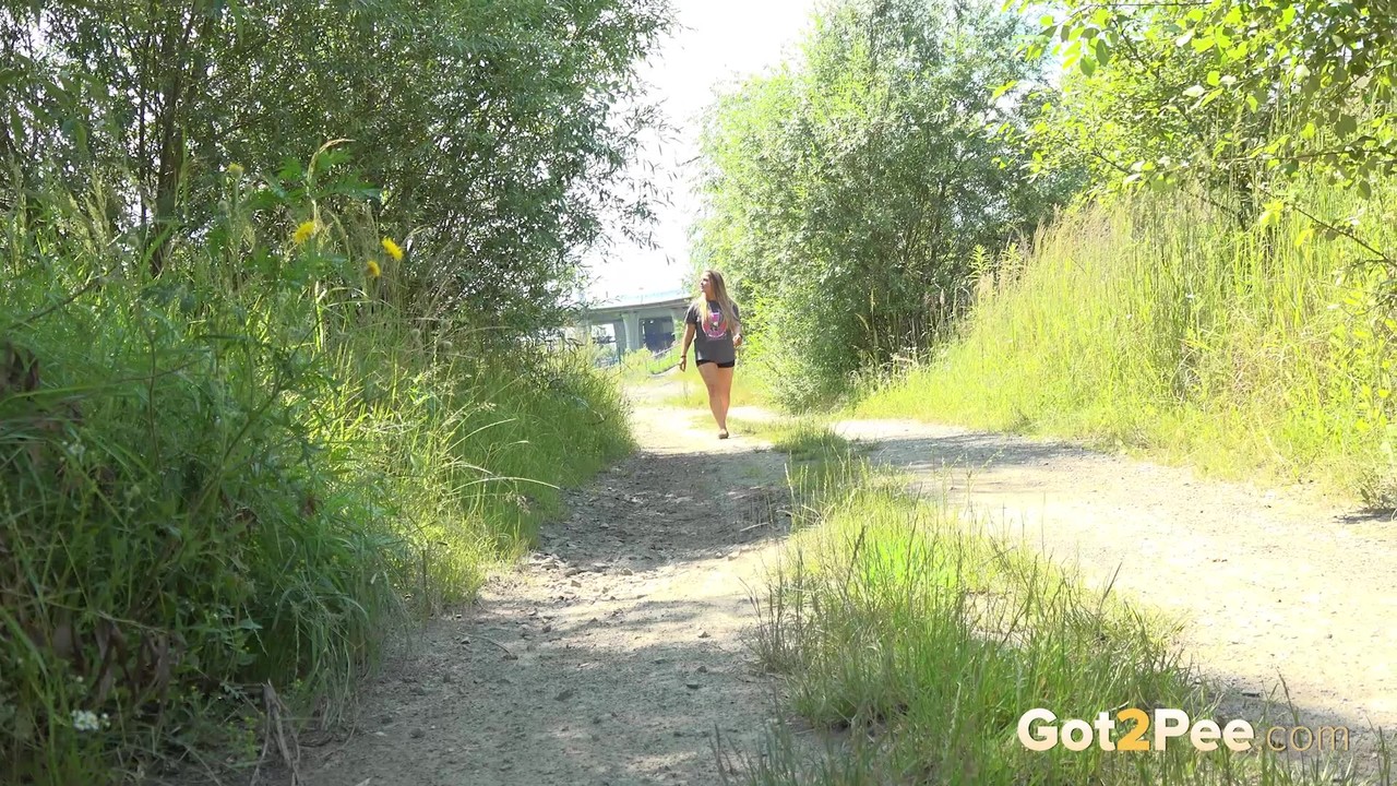 Jena Lovely Se Agacha Para Mear En El Camino De Tierra Muestra Su Coño Rasurado