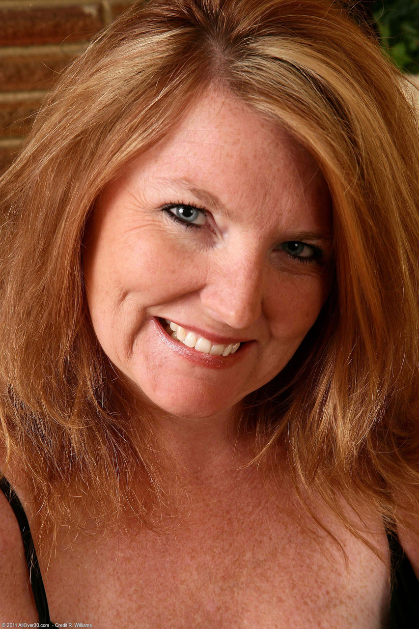 ستايسي تقوم بفك ملابسها وتتباهى بجمال مؤخرتها الساخن والمatureة