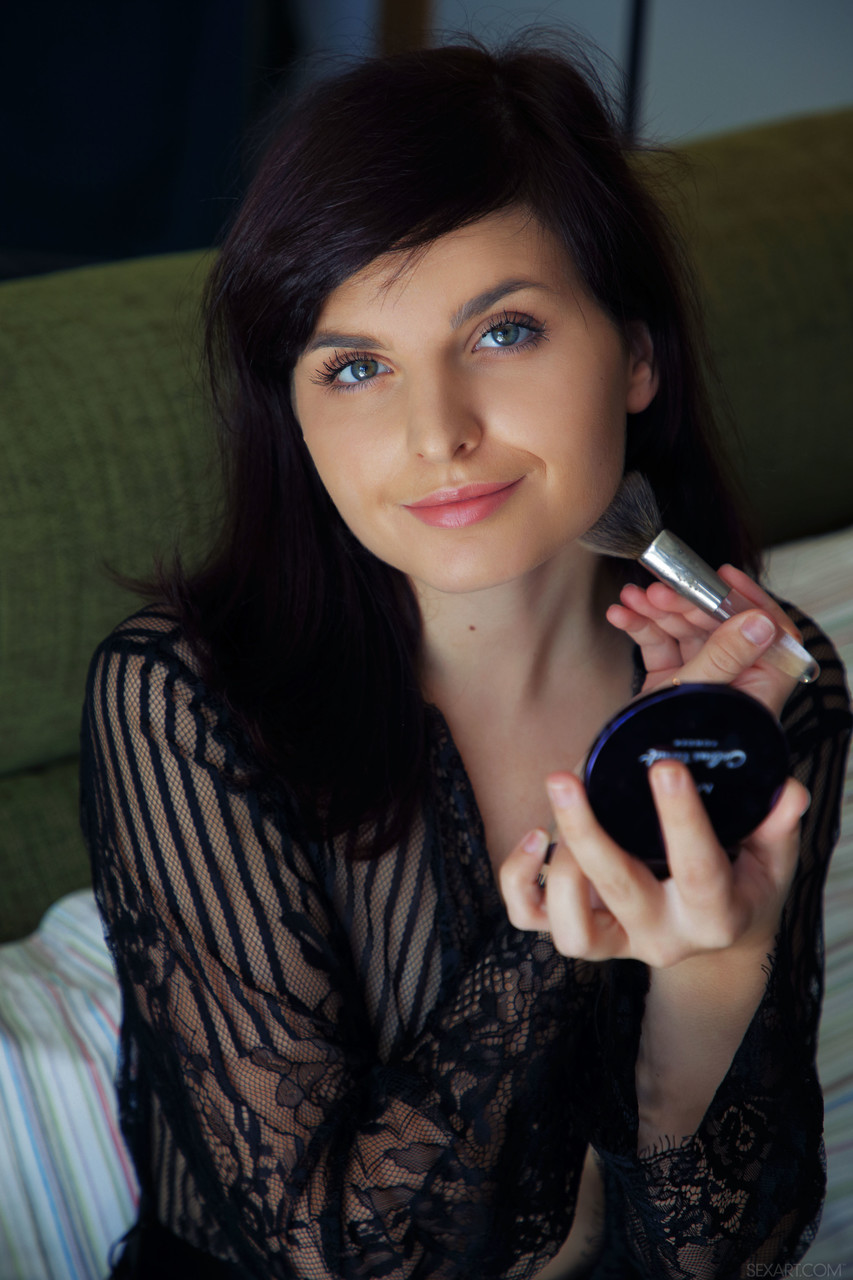 किशोर पतली लड़की अपने सुंदर बालों वाले मuff को उतारती है और खिलौने से खेलती है