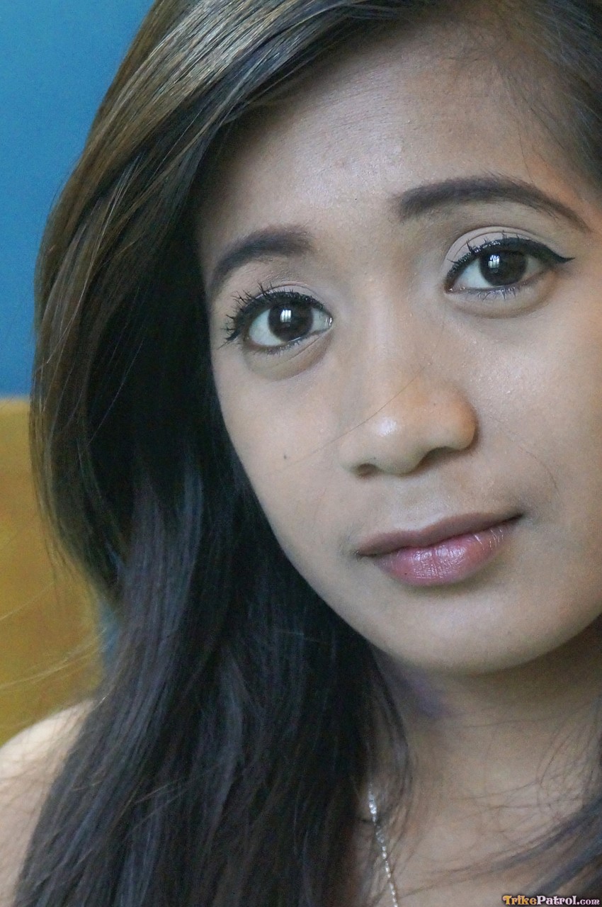 الجمال الآسيوي هولي غارسيا مص وإزالة الملابس في الفندق