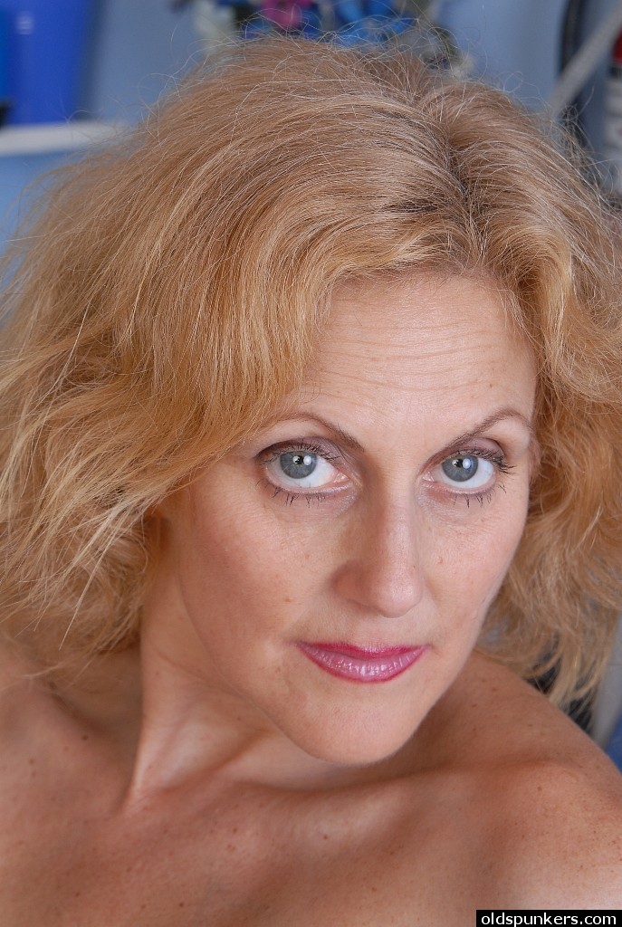 Granny Dana In Stockings Shows Off Sweet Camel Toe In Kitchen