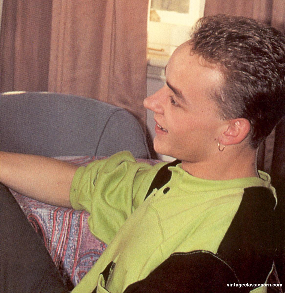 ثلاثي كلاسيكي مع فتيات شقراوات لطيفات يشاركن القضيب والثديين الكبيرين الطبيعيين