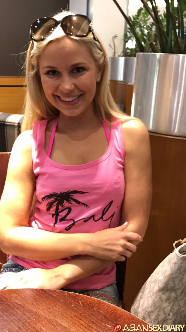 Blonde Bombe Lucie Termine Son Striptease Avec Une Sexe POV