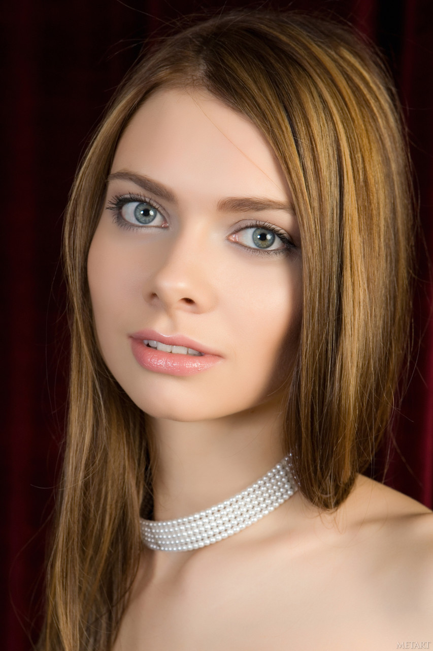 Подростковая Красотка Кеи А Позирует В Белых Чулках И Показывает Вкусные Дырочки