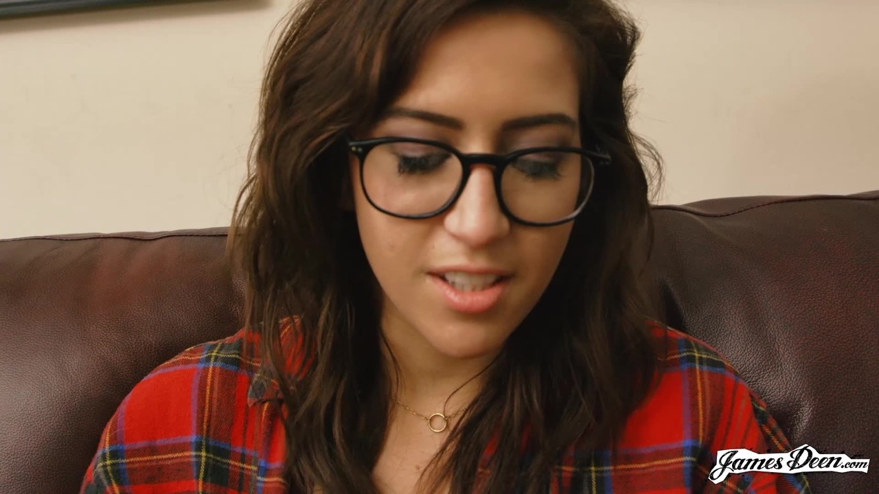 أبريل أو نيل تفقد نظارتها أثناء ممارسة الجنس على أريكة تشيسترفيلد