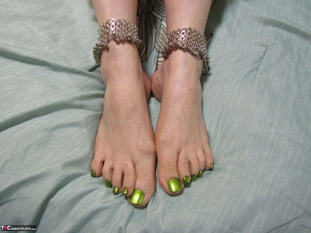 超重的Nan Bunny在床上自慰时染了运动发色的头发