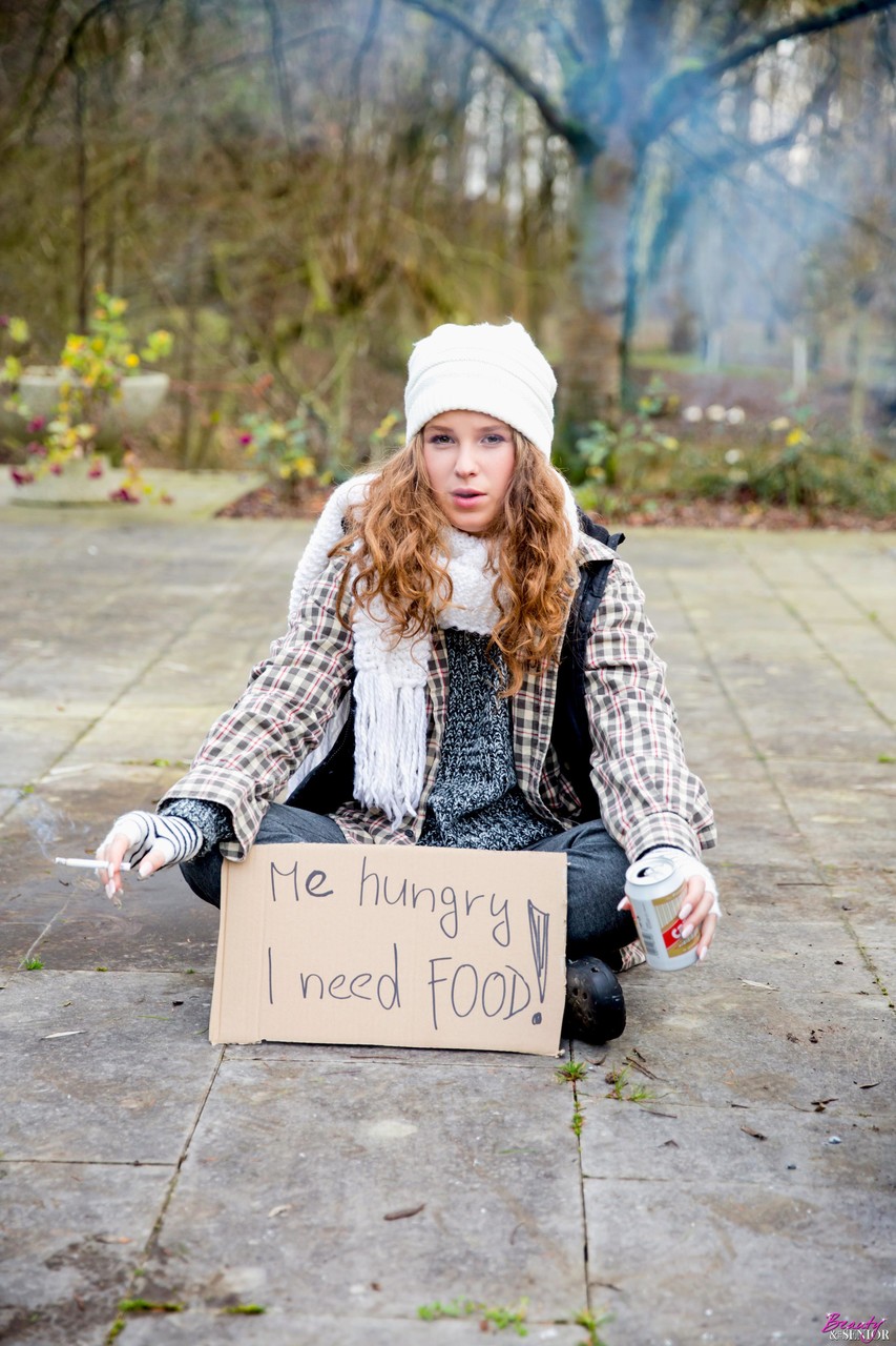 बेघर लाल बालों वाली बनी बूढ़े आदमी का लंड चूसती है और खाने के लिए चुदवाती है