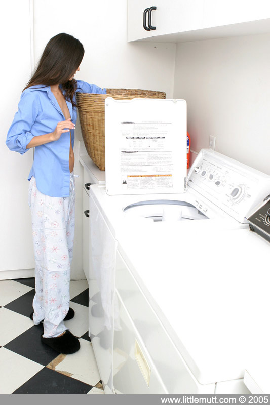 エル 若い茶髪美女が洗濯中に脱ぐ