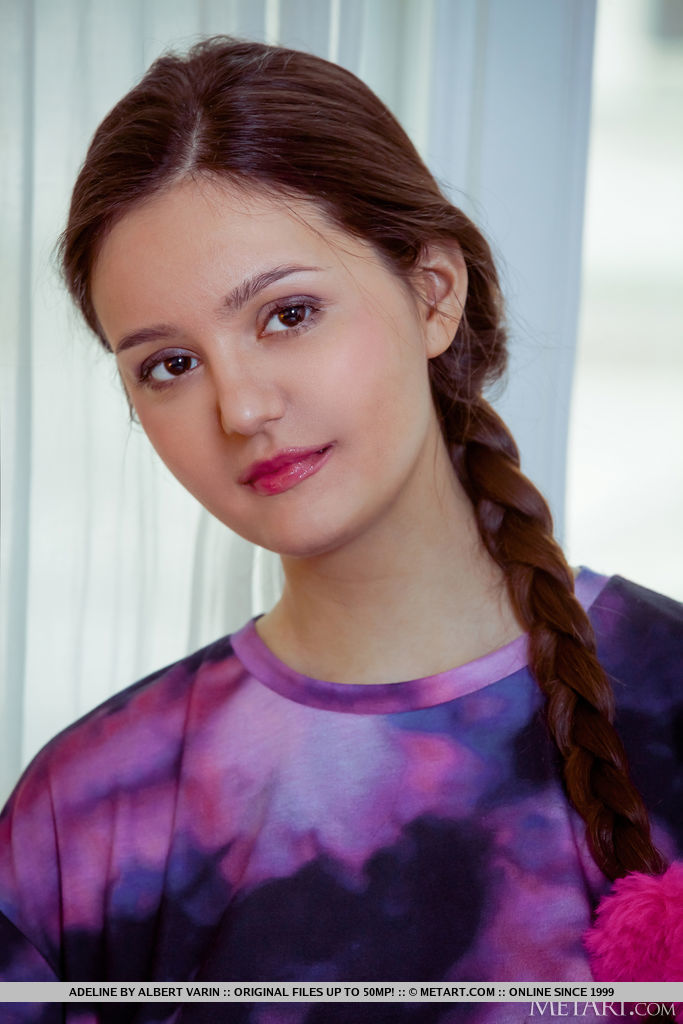 المراهقة تكشف عن ثدييها الكبيرين قبل أن تُظهر كسها الطبيعي