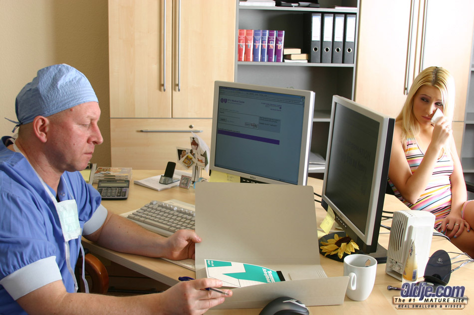 金髪娘が医院で年上の医者にディープスロートする