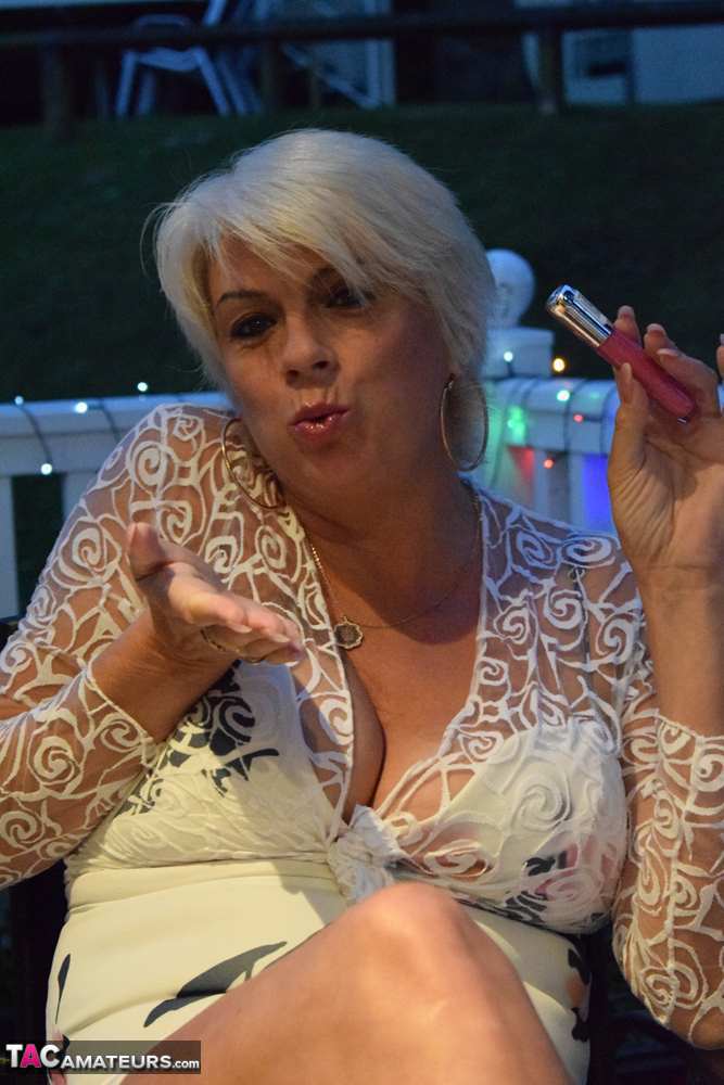 الهاوية ديمونتي ترمق قبلة على الفناء ثم تتعري تماماً