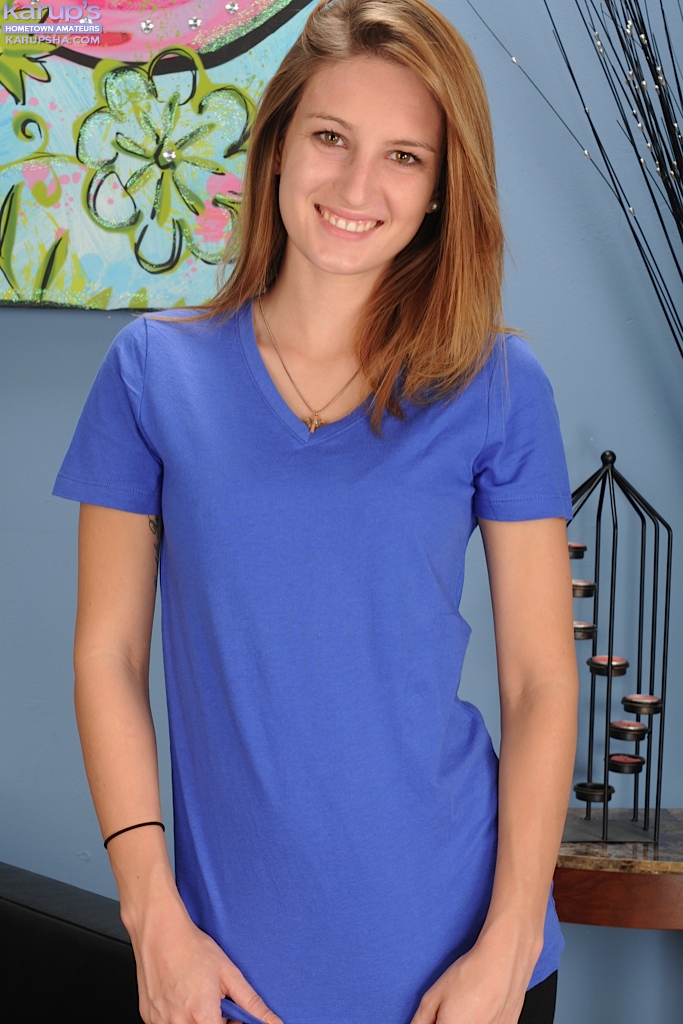 小さなティーンミニマムのマシ・ウィンスレットが下着を下ろして剃毛マンコを見せる