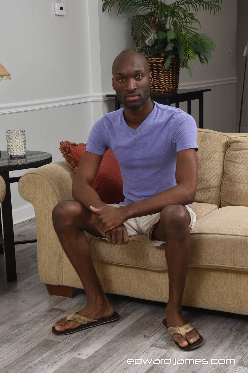 黑人男同性恋室友 Blaine Porter 和 Debonair 激烈的肛交沙发性爱