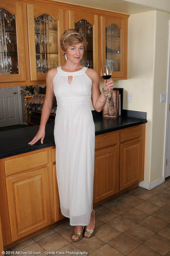 الملف المثير ليز صوفيا تتعرى لإظهار ثدييها الصغيرين ومؤخرتها الساخنة