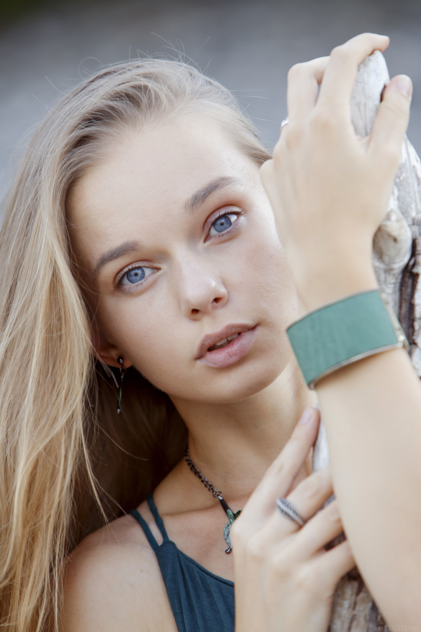 ميلينا دي تقوم بفك ملابسها في الطبيعة وتعرض她的 vùng كذلك