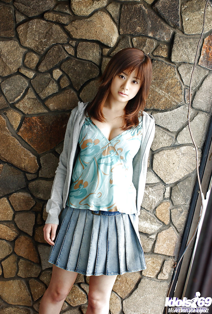 巨乳アジア人・愛田澄梨が服を脱ぎセクシーなお尻を披露