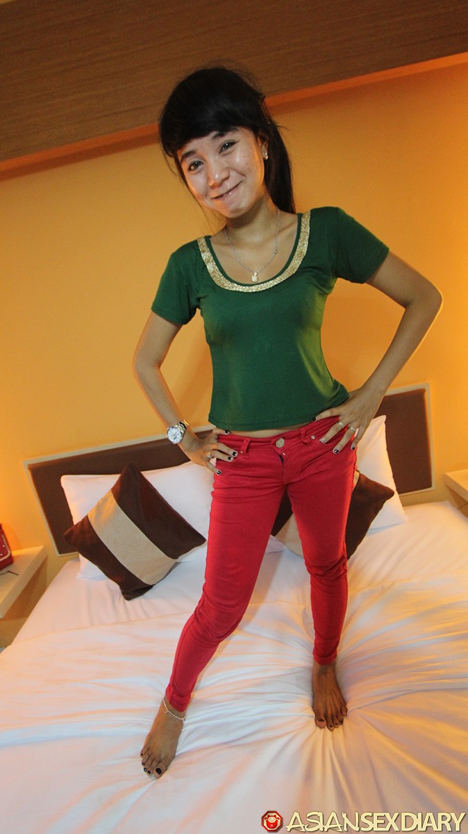 娇小亚洲美女阿梅尔在POV性爱后展示被内射的浓密阴部