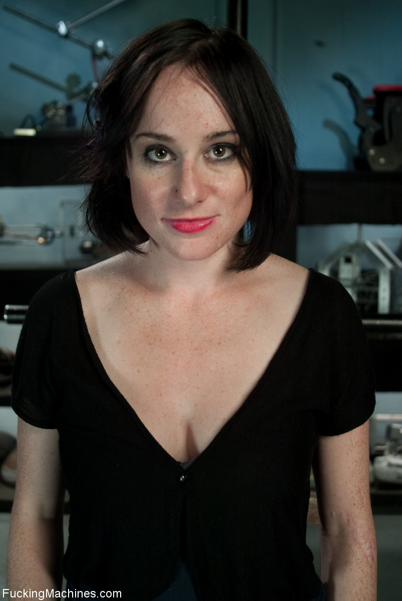 スカーレット・フォックスのヌード写真に登場するファッキングマシーン