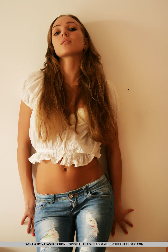 少女塔雅拉A脱下破洞牛仔裤拍裸体写真