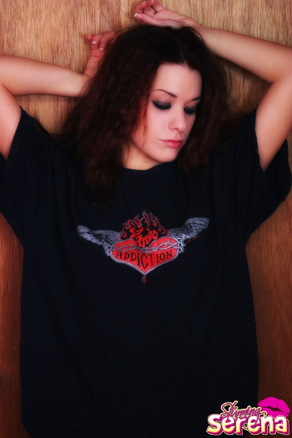 Amateur Girl Stunning Serena Rocks Out On Electric Guitar Then Goes Nude