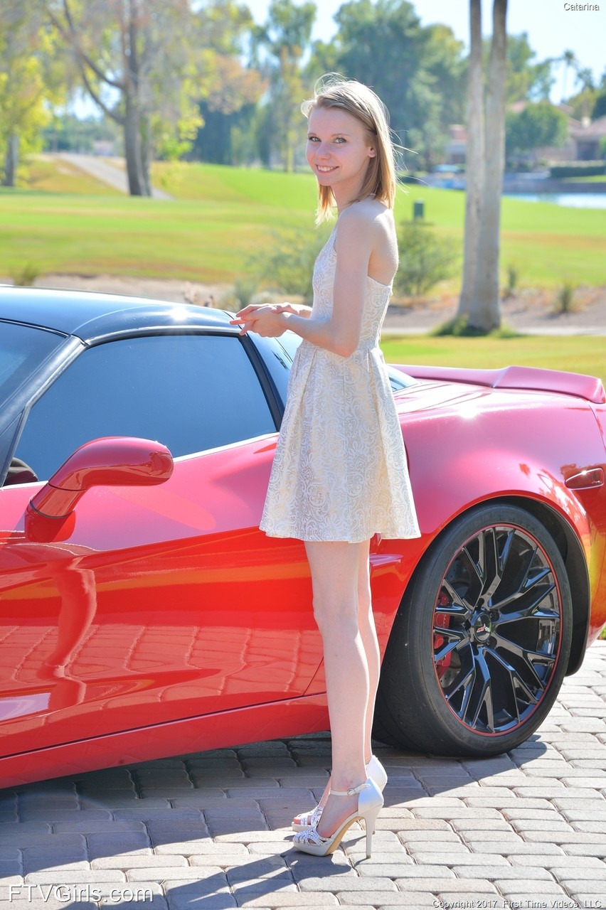 Delgada Amateur Catarina Muestra Su Sabrosa Coño Y Se Pone En Posición En Silla