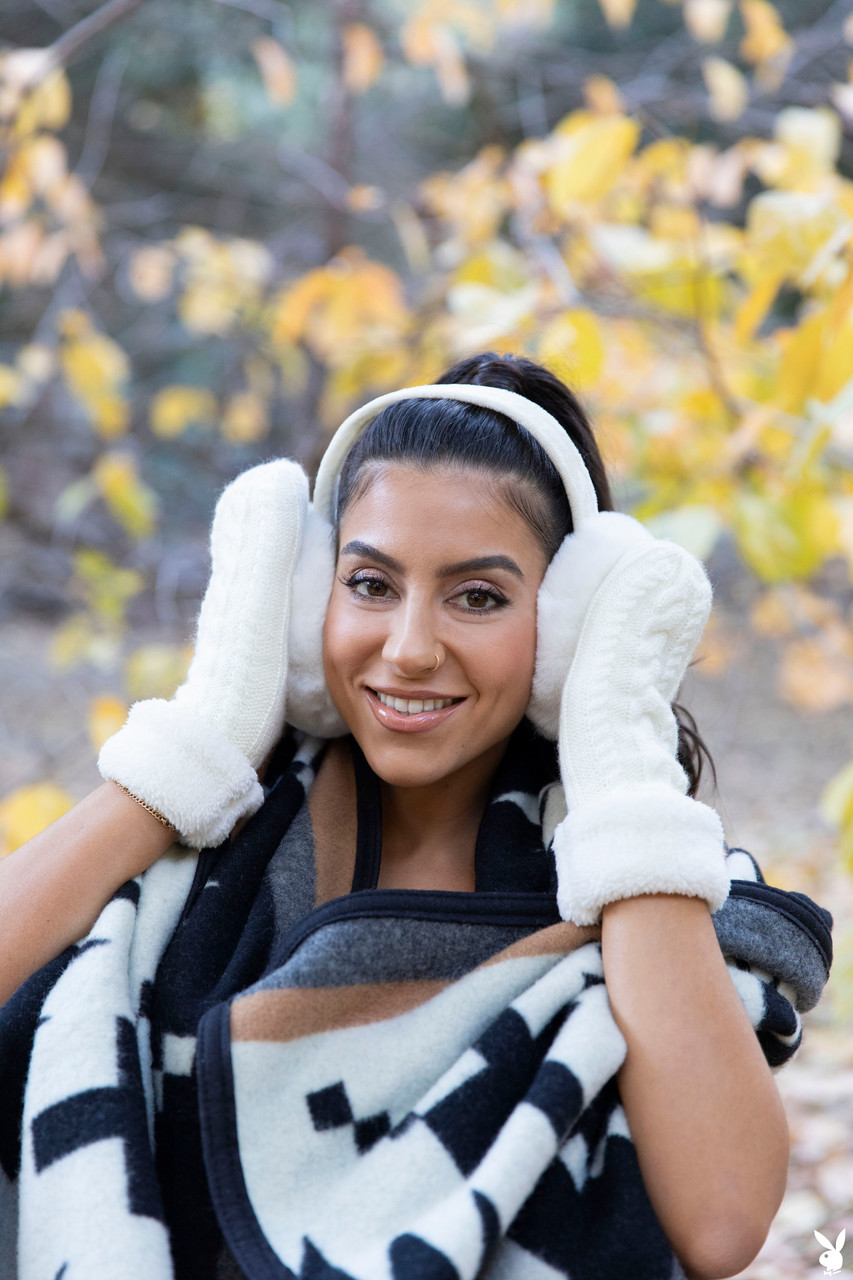 レナ・ザ・プラッグが公園で張りのある巨乳とデカ尻を披露