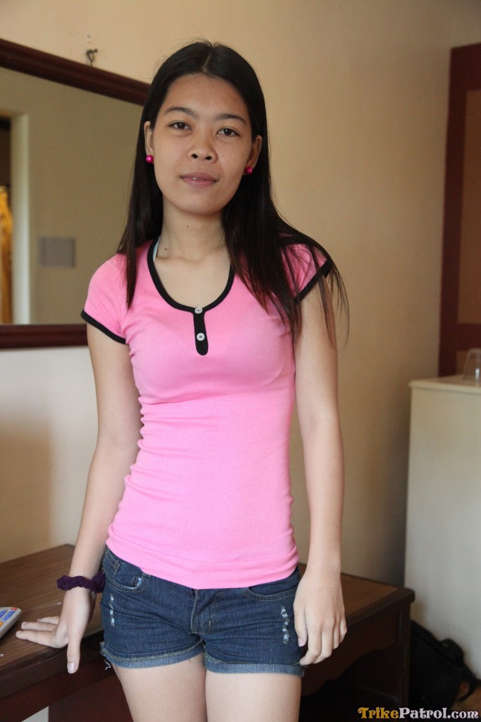 アジアの可愛いマリーがゆっくりおっぱいを見せてベッドで激しくヤられる