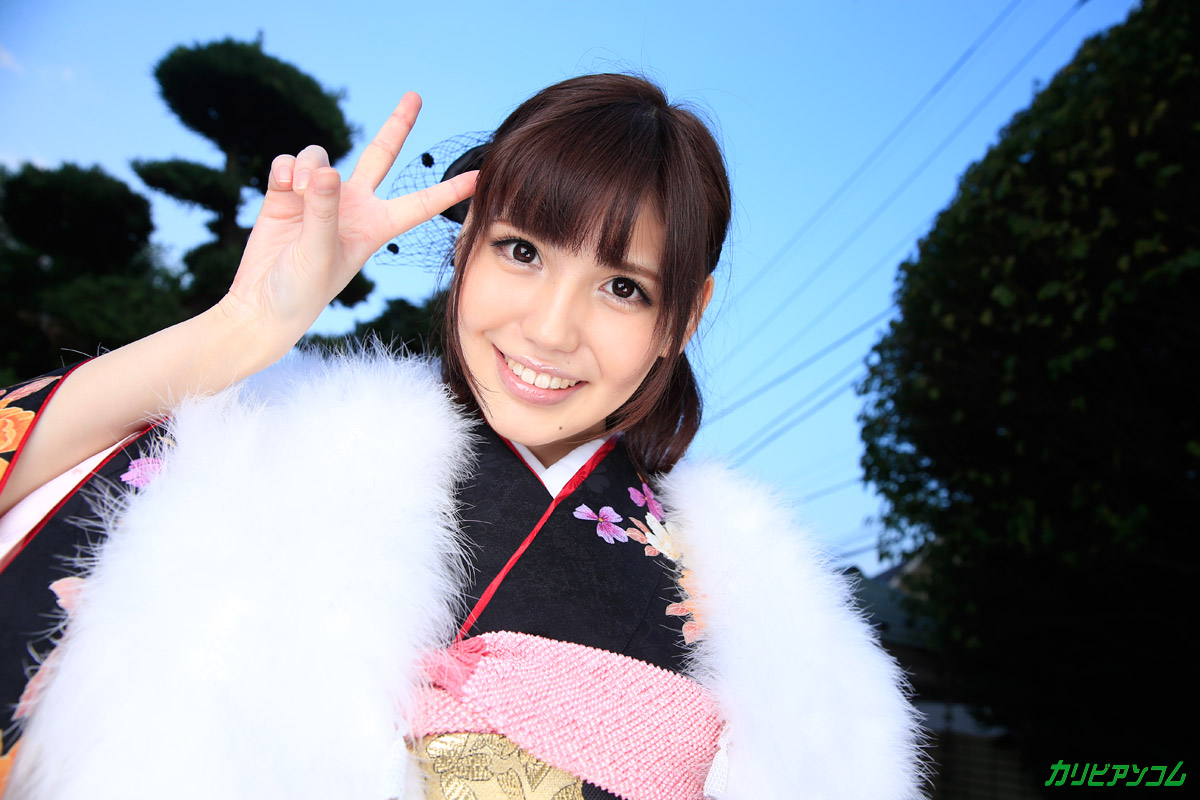 亚洲黑发美女有贺由爱展示苗条身材并在室内骑乘阳具