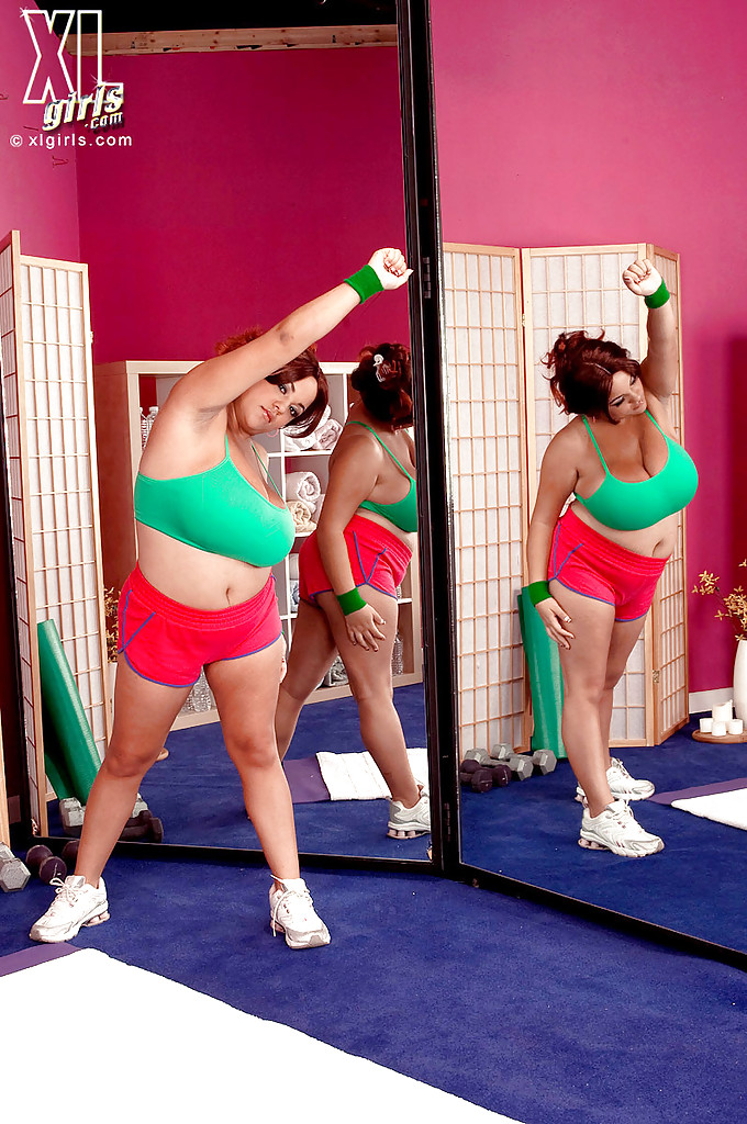 スポーティーなBBWタチアナ・ブレアがジムで硬いチンポをしゃぶる