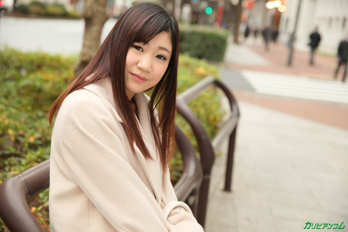 日本の１０代の美少女チヒロが服を脱いで男に毛深い貝を示す