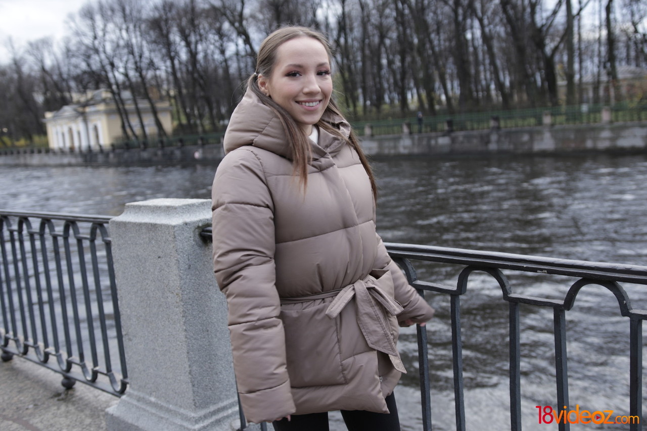 穿着短袜的业余女孩在性交后口交