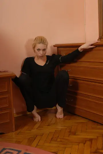 Alice Wonderbang – Slim Blonde with Small Natural Tits Fingers Her Pussy