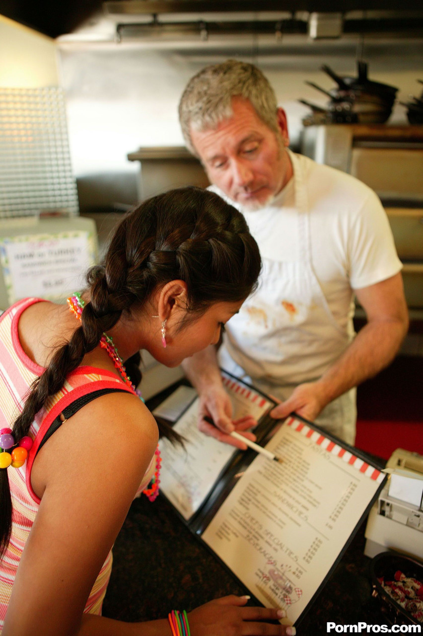 الجميلة اللاتينية روبي ريس تمتص قضيب الرجل العجوز وتنام معه