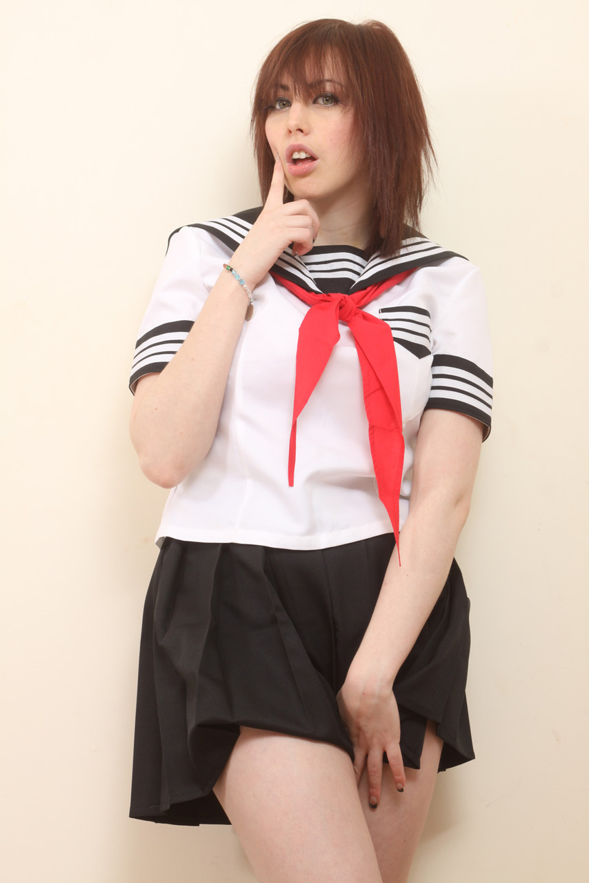 イギリスの女子校生ルイーザ・メイが服を脱ぎ、大きな天然おっぱいを露出する