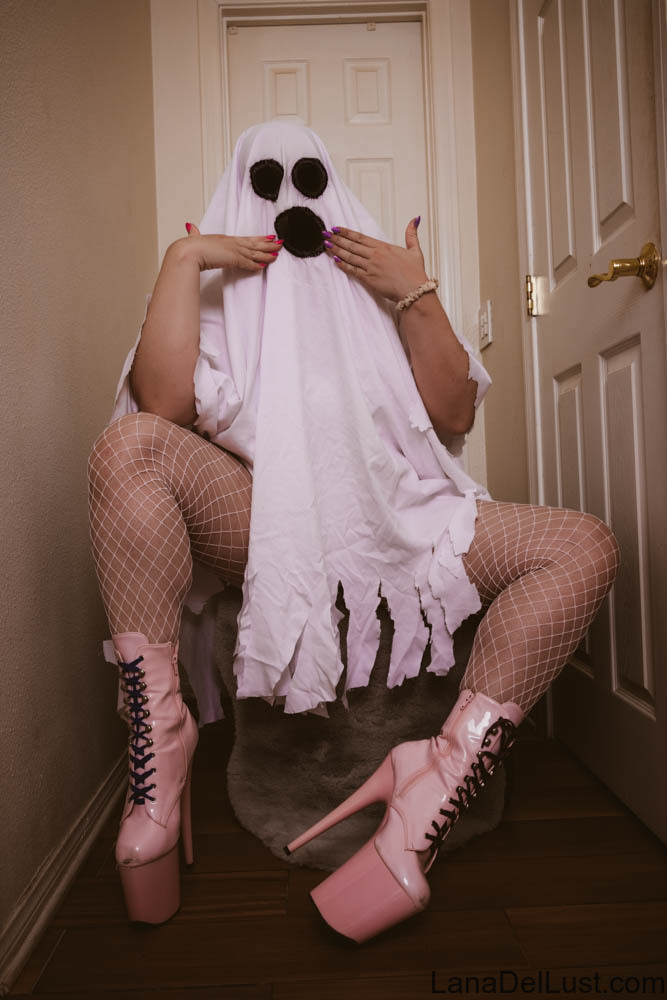 الصور العارية الرسمية لانا ديل لاست تتميز بانا ديل لاست