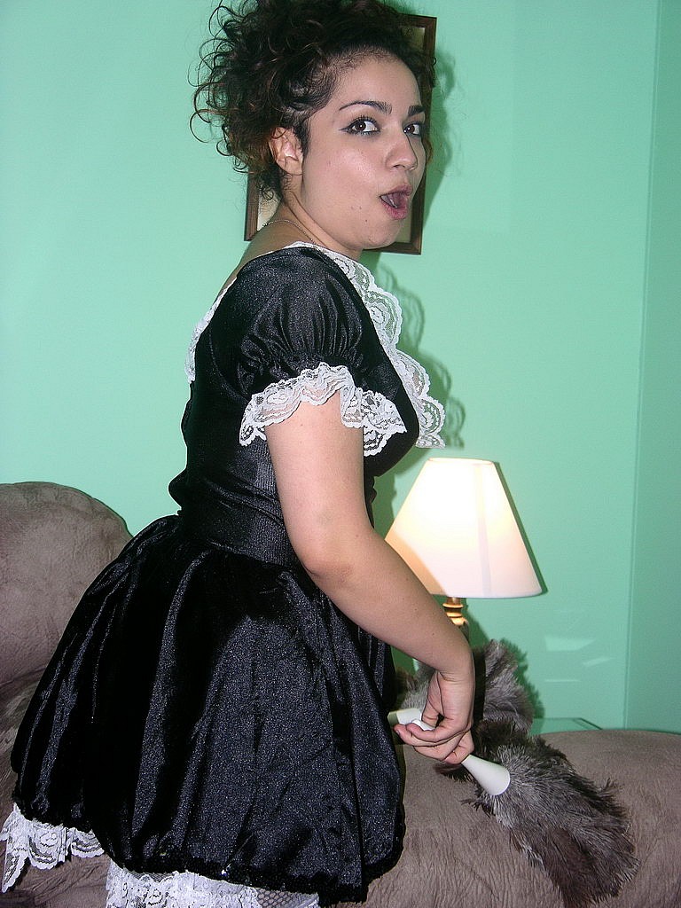 意地悪な巨乳メイドのレナラブさんがピアスをつけた巨乳を披露してオナニーをする