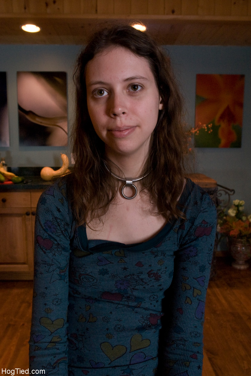 顺从的Amber Keen在绳索束缚中忍受体罚