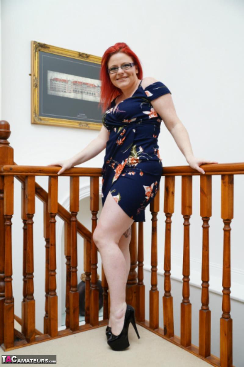 Rousse Tatouée Mollie Foxxx Montre Ses Seins En Changeant De Lingerie