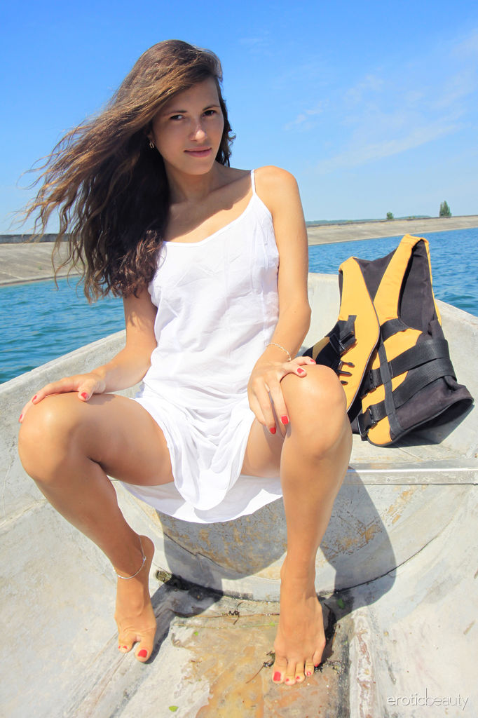 Teenager Solo Mädchen Salomja A Zieht Nasses Kleid Aus Um Nackt Auf Gestrandetem Dory Zu Posing