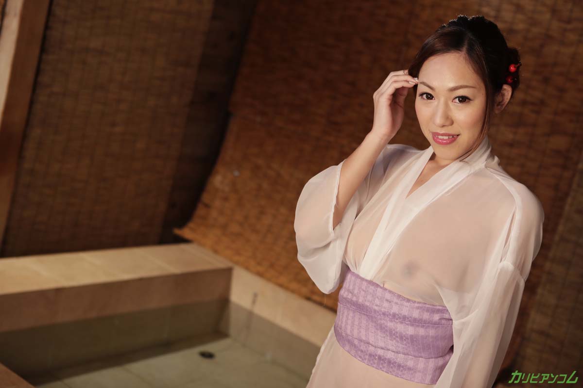 惊艳的亚洲熟女北山香奈展现身材并骑乘肉棒