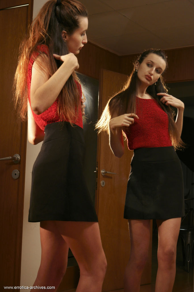 苗条少女Zavya 展现身材